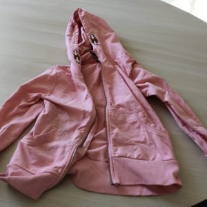 rosa Strickjacke mit Kapuze