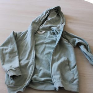 grüne Strickjacke mit Kapuze